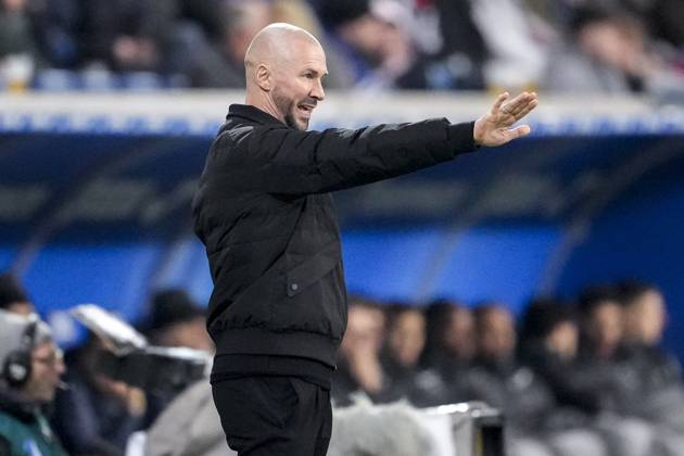 Christian Ilzer (Trainer, Cheftrainer, Hoffenheim), gibt Anweisungen, gestikuliert, mit den Armen gestikulieren, Einzelbild, Einzelfoto, Aktion, Action, 08.12.2024, Sinsheim (Deutschland), Fussball, Bundesliga, TSG 1899 Hoffenheim - SC Freiburg, 08.12.2024, Sinsheim (Deutschland), Fussball, Bundesliga, TSG 1899 Hoffenheim - SC Freiburg, DFB DFL REGULATIONS PROHIBIT ANY USE OF PHOTOGRAPHS AS IMAGE SEQUENCES AND OR QUASI-VIDEO.