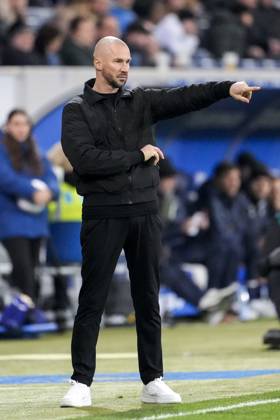 Christian Ilzer (Trainer, Cheftrainer, Hoffenheim), gibt Anweisungen, gestikuliert, mit den Armen gestikulieren, Freisteller, Ganzkörper, Einzelbild, Einzelfoto, Aktion, Action, am Spielfeldrand, an der Seitenauslinie, 08.12.2024, Sinsheim (Deutschland), Fussball, Bundesliga, TSG 1899 Hoffenheim - SC Freiburg, 08.12.2024, Sinsheim (Deutschland), Fussball, Bundesliga, TSG 1899 Hoffenheim - SC Freiburg, DFB DFL REGULATIONS PROHIBIT ANY USE OF PHOTOGRAPHS AS IMAGE SEQUENCES AND OR QUASI-VIDEO.