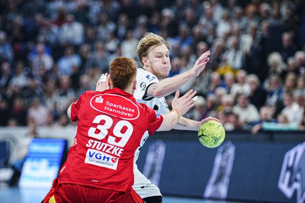 Lukas Stutzke (TSV Hannover-Burgdorf, 39), Eric Johansson (THW Kiel, 21) GER, THW Kiel vs. TSV Hannover-Burgdorf, Handball, Bundesliga, Spieltag, 14, Saison 2024 2025, 11.12.2024 GER, THW Kiel vs. TSV Hannover-Burgdorf, Handball, Bundesliga, Spieltag, 14, Saison 2024 2025, 11.12.2024 Kiel Copyright: xEibner-Pressefoto MarcelxvonxFehrnx EP_MFN
