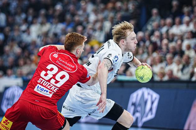 Lukas Stutzke (TSV Hannover-Burgdorf, 39), Eric Johansson (THW Kiel, 21) GER, THW Kiel vs. TSV Hannover-Burgdorf, Handball, Bundesliga, Spieltag, 14, Saison 2024 2025, 11.12.2024 GER, THW Kiel vs. TSV Hannover-Burgdorf, Handball, Bundesliga, Spieltag, 14, Saison 2024 2025, 11.12.2024 Kiel Copyright: xEibner-Pressefoto MarcelxvonxFehrnx EP_MFN