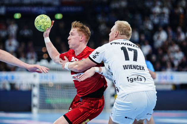 Jonathan Edvardsson (TSV Hannover-Burgdorf, 26), Patrick Wiencek (THW Kiel, 17) GER, THW Kiel vs. TSV Hannover-Burgdorf, Handball, Bundesliga, Spieltag, 14, Saison 2024 2025, 11.12.2024 GER, THW Kiel vs. TSV Hannover-Burgdorf, Handball, Bundesliga, Spieltag, 14, Saison 2024 2025, 11.12.2024 Kiel Copyright: xEibner-Pressefoto MarcelxvonxFehrnx EP_MFN