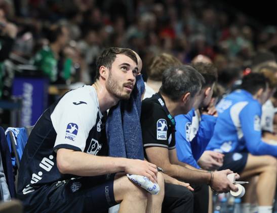 GER HBL Saison 2024 2025 FÜCHSE Berlin vs TBV Lemgo Lippe, 12.12.24, Max-Schmeling-Halle, Berlin, Hendrik WAGNER (TBV Lemgo Lippe 28) kühlt sich das Knie, Reservebank, Verletzung