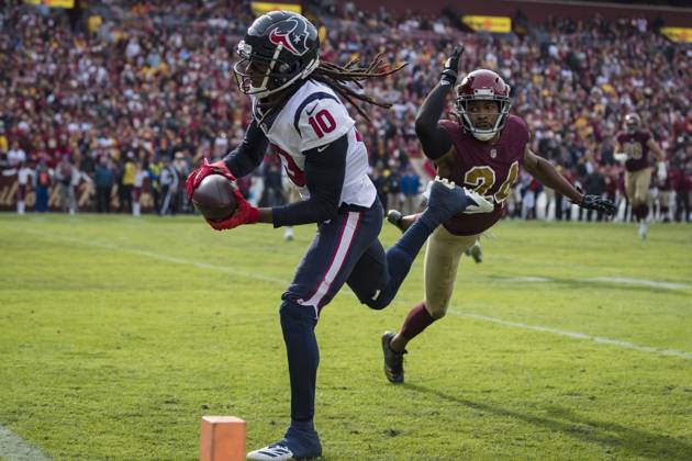 NFL, American Football Herren, USA 2018: Texans vs Redskins NOV 18 November 18, 2018: Houston Texans wide receiver DeAndre Hopkins (10) scores a touchdown in front of Washington Redskins cornerback Josh Norman (24) during the first half of the NFL game between the Houston Texans and the Washington Redskins at FedExField in Landover, Maryland. Scott Taetsch CSM Landover MD USA EDITORIAL USE ONLY Copyright: xx ZUMA-20181118_zaf_c04_498.jpg ScottxTaetschx csmphototwo462910
