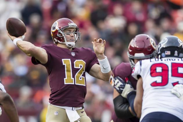 NFL, American Football Herren, USA 2018: Texans vs Redskins NOV 18 November 18, 2018: Washington Redskins quarterback Colt McCoy (12) looks to pass during the second half of the NFL game between the Houston Texans and the Washington Redskins at FedExField in Landover, Maryland. Scott Taetsch CSM Landover MD USA EDITORIAL USE ONLY Copyright: xx ZUMA-20181118_zaf_c04_462.jpg ScottxTaetschx csmphototwo462939
