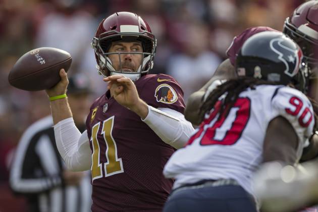 NFL, American Football Herren, USA 2018: Texans vs Redskins NOV 18 November 18, 2018: Washington Redskins quarterback Alex Smith (11) attempts a pass during the first half of the NFL game between the Houston Texans and the Washington Redskins at FedExField in Landover, Maryland. Scott Taetsch CSM Landover MD USA EDITORIAL USE ONLY Copyright: xx ZUMA-20181118_zaf_c04_412.jpg ScottxTaetschx csmphototwo463003