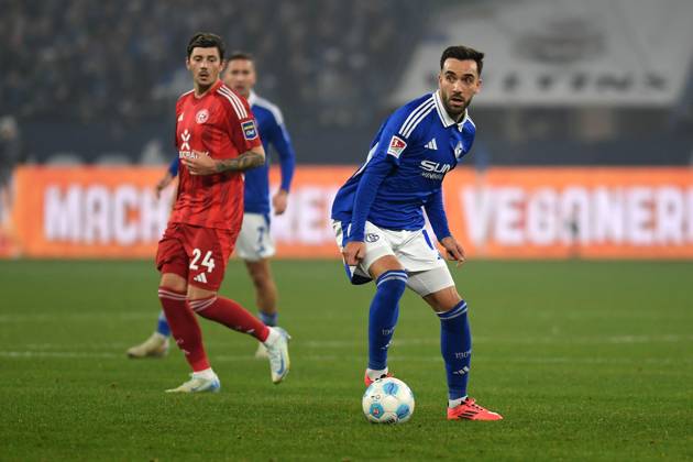 Kenan Karaman (FC Schalke 04) in Aktion, am Ball, Einzelaktion waehrend des Spiels der 2. Bundesliga zwischen FC Schalke 04 und Fortuna Düsseldorf in der Veltins-Arena am 14. December 2024 in Gelsenkirchen, Deutschland. (Foto von Ralf Treese DeFodi Images) +++ Kenan Karaman (FC Schalke 04) controls the ball during the 2. Bundesliga match between FC Schalke 04 and Fortuna Düsseldorf at Veltins-Arena on December 14, 2024 in Gelsenkirchen, Germany. (Photo by Ralf Treese DeFodi Images) DFB DFL REGULATIONS PROHIBIT ANY USE OF PHOTOGRAPHS AS IMAGE SEQUENCES AND OR QUASI-VIDEO. Defodi-521_S04F9520241214_016