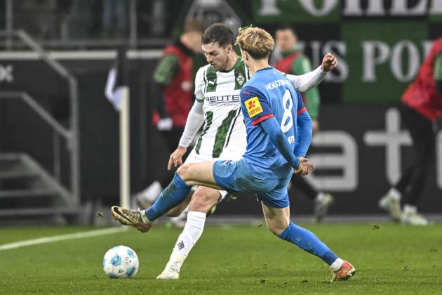 v. li. im Zweikampf Joe Scally (Moenchengladbach 29) Finn Porath (Kiel 8) 14.12.2024 Fussball Borussia Mönchengladbach vs Holstein Kiel , Borussia-Park, Moenchengladbach, DFB DFL REGULATIONS PROHIBIT ANY USE OF PHOTOGRAPHS AS IMAGE SEQUENCES AND OR QUASI-VIDEO NRW Germany