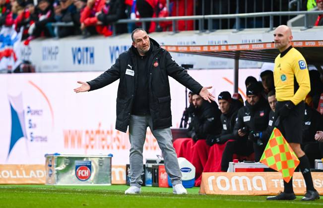Trainer Frank Schmidt (1. FC Heidenheim) gestikuliert und beschwert sich waehrend des Spiels der 1. Bundesliga zwischen 1. FC Heidenheim 1846 und VfB Stuttgart, Voith-Arena am 15. December 2024 in Heidenheim, Deutschland. (Foto von Silas Schueller DeFodi Images) +++ Coach Frank Schmidt (1. FC Heidenheim) gestures and complains during the Bundesliga match between 1. FC Heidenheim 1846 and VfB Stuttgart at Voith Arena on December 15, 2024 in Heidenheim, Germany. (Photo by Silas Schueller DeFodi Images) DFL regulations prohibit any use of photographs as image sequences and or quasi-video. (Photo by Silas Schueller DeFodi Images) Defodi-738_738_FCHVFB_20241215_159