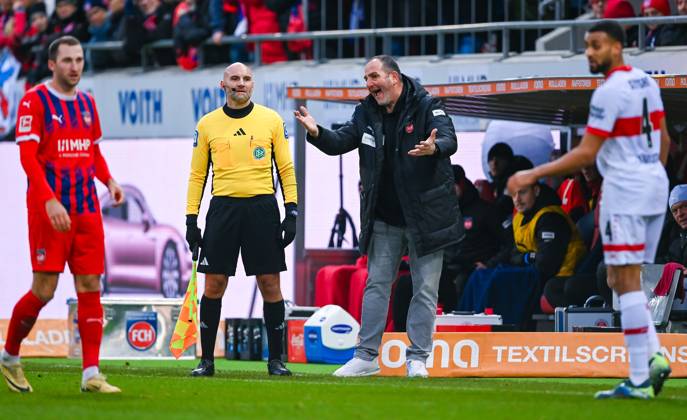 Trainer Frank Schmidt (1. FC Heidenheim) gestikuliert und wirkt frustriert waehrend des Spiels der 1. Bundesliga zwischen 1. FC Heidenheim 1846 und VfB Stuttgart, Voith-Arena am 15. December 2024 in Heidenheim, Deutschland. (Foto von Silas Schueller DeFodi Images) +++ Trainer Frank Schmidt (1. FC Heidenheim) gestures and looks frustratred during the Bundesliga match between 1. FC Heidenheim 1846 and VfB Stuttgart at Voith Arena on December 15, 2024 in Heidenheim, Germany. (Photo by Silas Schueller DeFodi Images) DFL regulations prohibit any use of photographs as image sequences and or quasi-video. (Photo by Silas Schueller DeFodi Images) Defodi-738_738_FCHVFB_20241215_192