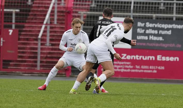 Fussball in Essen ** NUR FÜR REDAKTIONELLE ZWECKE ** EDITORIAL USE ONLY **<p>Jan Luca Bugenhagen vom ETB Schwarz-Weiß Essen im Spiel gegen den TVD Velbert. Das Spiel der Oberliga Niederrhein am 15.12. 2024 im Stadion Uhlenkrug, Am Uhlenkrug 40 endete X:X. Michael Gohl FUNKE Foto Services< p> Deutschland Nordrhein-Westfalen Essen Copyright: MichaelxGohl