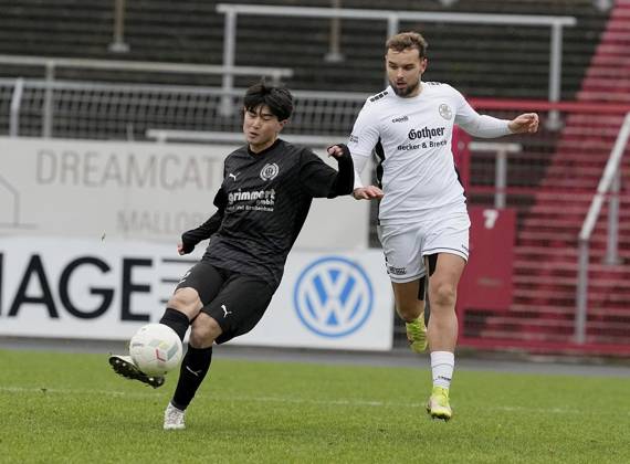 Fussball in Essen ** NUR FÜR REDAKTIONELLE ZWECKE ** EDITORIAL USE ONLY **<p>Niko Bosnjak vom ETB Schwarz-Weiß Essen im Spiel gegen Keita Taguchi vom TVD Velbert. Das Spiel der Oberliga Niederrhein am 15.12. 2024 im Stadion Uhlenkrug, Am Uhlenkrug 40 endete X:X. Michael Gohl FUNKE Foto Services< p> Deutschland Nordrhein-Westfalen Essen Copyright: MichaelxGohl