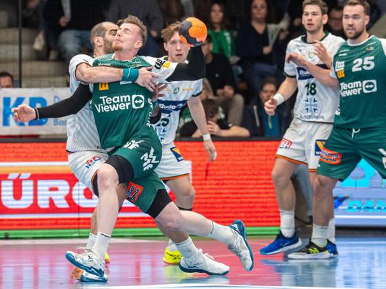 Erik Persson (Frisch Auf Goeppingen, 22) im Zweikampf mit Vladimir Vranjes (HSG Wetzlar, 14), Frisch Auf Goeppingen vs. HSG Wetzlar, Handball, 1. Bundesliga, Herren, Spielzeit 2024 2025, 15.12.2024, Frisch Auf Goeppingen vs. HSG Wetzlar, Handball, 1. Bundesliga, Herren, Spielzeit 2024 2025, 15.12.2024 Goeppingen Copyright: xMichaelxSchmidt Eibner-Pressefotx EP_MST