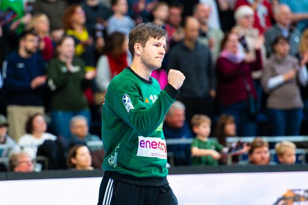 Simon Gade (TSV Hannover-Burgdorf, Nr. 16) (v.l.), TSV Hannover-Burgdorf (rot) gegen HC Erlangen (weiß) am 15. Spieltag der Saison 2024 2025 in der DAIKIN Handball-Bundesliga (15.12.2024, ZAG Arena (Hannover, GER), Copyright: xJanxGuentherx xTSVxHannover-Burgdorfx