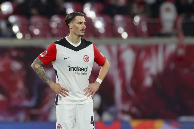 Robin Koch (Eintracht Frankfurt) schaut enttaeuscht, Bundesliga, RB Leipzig v Eintracht Frankfurt, Red Bull Arena am 15. December 2024 in Leipzig, Deutschland. (Foto von Marco Steinbrenner DeFodi Images) Robin Koch (Eintracht Frankfurt) looks dejected, Bundesliga, RB Leipzig v Eintracht Frankfurt, Red Bull Arena, December 15, 2024 in Leipzig, Germany. (Photo by Marco Steinbrenner DeFodi Images) DFL regulations prohibit any use of photographs as image sequences and or quasi-video. Defodi-700_leipzig_frank_20241215_009