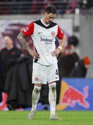 Robin Koch (Eintracht Frankfurt) schaut enttaeuscht, Bundesliga, RB Leipzig v Eintracht Frankfurt, Red Bull Arena am 15. December 2024 in Leipzig, Deutschland. (Foto von Marco Steinbrenner DeFodi Images) Robin Koch (Eintracht Frankfurt) looks dejected, Bundesliga, RB Leipzig v Eintracht Frankfurt, Red Bull Arena, December 15, 2024 in Leipzig, Germany. (Photo by Marco Steinbrenner DeFodi Images) DFL regulations prohibit any use of photographs as image sequences and or quasi-video. Defodi-700_leipzig_frank_20241215_164