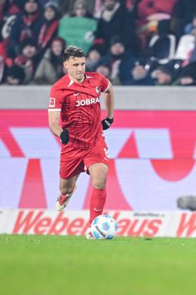 Maximilian Eggestein (SC Freiburg) in Aktion, am Ball, Einzelaktion waehrend des Spiels der 1. Bundesliga zwischen SC Freiburg und VfL Wolfsburg, Europa-Park Stadion am 13. December 2024 in Freiburg, Deutschland. (Foto von Harry Langer DeFodi Images) +++ Maximilian Eggestein (SC Freiburg) controls the Ball during the Bundesliga match between SC Freiburg and VfL Wolfsburg at Europa-Park Stadium on December 13, 2024 in Freiburg, Germany. (Photo by Harry Langer DeFodi Images) DFL regulations prohibit any use of photographs as image sequences and or quasi-video. Defodi-541_SCFVFL20241213_201