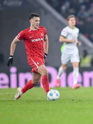 Maximilian Eggestein (SC Freiburg) in Aktion, am Ball, Einzelaktion waehrend des Spiels der 1. Bundesliga zwischen SC Freiburg und VfL Wolfsburg, Europa-Park Stadion am 13. December 2024 in Freiburg, Deutschland. (Foto von Harry Langer DeFodi Images) +++ Maximilian Eggestein (SC Freiburg) controls the Ball during the Bundesliga match between SC Freiburg and VfL Wolfsburg at Europa-Park Stadium on December 13, 2024 in Freiburg, Germany. (Photo by Harry Langer DeFodi Images) DFL regulations prohibit any use of photographs as image sequences and or quasi-video. Defodi-541_SCFVFL20241213_270