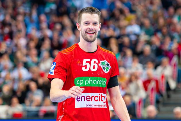 Hannes Feise (TSV Hannover-Burgdorf, Nr. 56) (v.l.), TSV Hannover-Burgdorf (rot) gegen HC Erlangen (weiß) am 15. Spieltag der Saison 2024 2025 in der DAIKIN Handball-Bundesliga (15.12.2024, ZAG Arena (Hannover, GER), Copyright: xJanxGuentherx xTSVxHannover-Burgdorfx