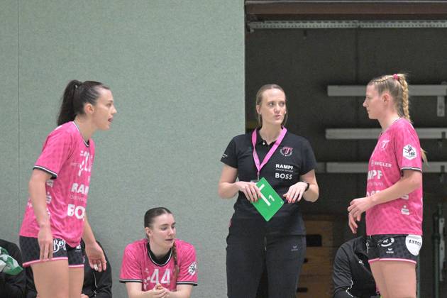 Miriam Hirsch (TusSies Metzingen, Trainerin) mit Naina Klein (TusSies Metzingen, 9) und Jana Scheib (TusSies Metzingen, 20) TusSies Metzingen vs. HSG Bensheim Auerbach, Handball, HBF, Testspiel, Saison 2024 2025, 17.12.2024 TusSies Metzingen vs. HSG Bensheim Auerbach, Handball, HBF, Testspiel, Saison 2024 2025, 17.12.2024 Metzingen Copyright: xEibner-Pressefotox EP_TBR