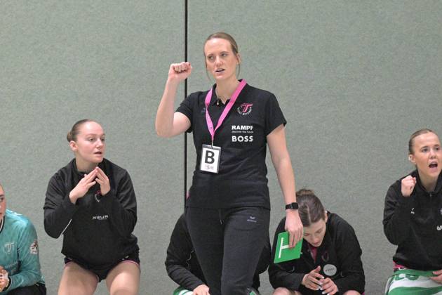 Miriam Hirsch (TusSies Metzingen, Trainerin) jubelt zum ersten mal TusSies Metzingen vs. HSG Bensheim Auerbach, Handball, HBF, Testspiel, Saison 2024 2025, 17.12.2024 TusSies Metzingen vs. HSG Bensheim Auerbach, Handball, HBF, Testspiel, Saison 2024 2025, 17.12.2024 Metzingen Copyright: xEibner-Pressefotox EP_TBR