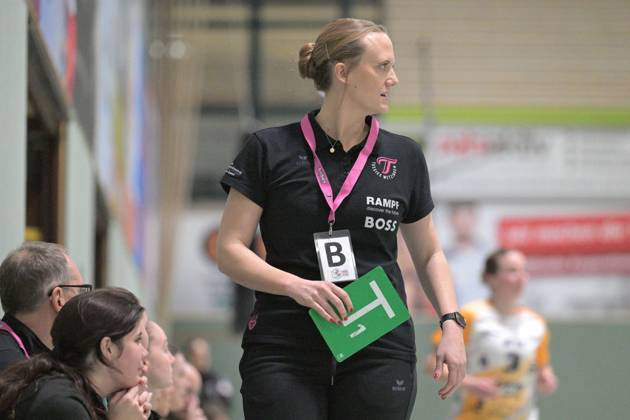 Miriam Hirsch (TusSies Metzingen, Trainerin) mit der Gruenen Karte TusSies Metzingen vs. HSG Bensheim Auerbach, Handball, HBF, Testspiel, Saison 2024 2025, 17.12.2024 TusSies Metzingen vs. HSG Bensheim Auerbach, Handball, HBF, Testspiel, Saison 2024 2025, 17.12.2024 Metzingen Copyright: xEibner-Pressefotox EP_TBR