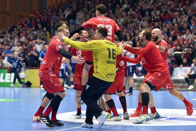 Jubel, Freude nach dem Sieg; Nebojsa Simic (Torwart MT Melsungen 16), David Mandic (MT Melsungen 7) (L), Elvar Oern Jonsson (MT Melsungen 19) (MM) , GER, MT Melsungen - SG Flensburg-Handewitt, Handball, DHB-Pokal, Viertelfinale, Saison 2024 2025, 19.12.2024, GER, MT Melsungen - SG Flensburg-Handewitt, Handball, DHB-Pokal, Viertelfinale, Saison 2024 2025, 19.12.2024 Kassel Copyright: xEibner-Pressefotox xRolandxSippelx EP_RSL