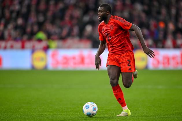 Dayot Upamecano (FC Bayern Muenchen) in Aktion, am Ball, Einzelaktion waehrend des Spiels der 1. Bundesliga zwischen FC Bayern München und RB Leipzig, Allianz Arena am 20. December 2024 in München, Deutschland. (Foto von Harry Langer DeFodi Images) +++ Dayot Upamecano (FC Bayern Muenchen) controls the Ball during the Bundesliga match between FC Bayern München and RB Leipzig at Allianz Arena on December 20, 2024 in Munich, Germany. (Photo by Harry Langer DeFodi Images) DFL regulations prohibit any use of photographs as image sequences and or quasi-video. Defodi-541_FCBRBL20241220_170
