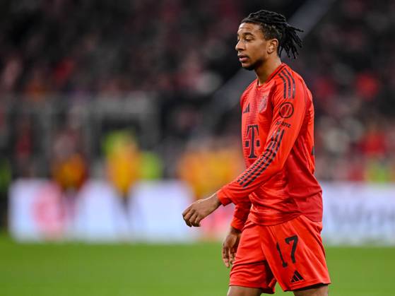 Michael Olise (FC Bayern Muenchen) Schaut waehrend des Spiels der 1. Bundesliga zwischen FC Bayern München und RB Leipzig, Allianz Arena am 20. December 2024 in München, Deutschland. (Foto von Harry Langer DeFodi Images) +++ Michael Olise (FC Bayern Muenchen) Looks on during the Bundesliga match between FC Bayern München and RB Leipzig at Allianz Arena on December 20, 2024 in Munich, Germany. (Photo by Harry Langer DeFodi Images) DFL regulations prohibit any use of photographs as image sequences and or quasi-video. Defodi-541_FCBRBL20241220_178