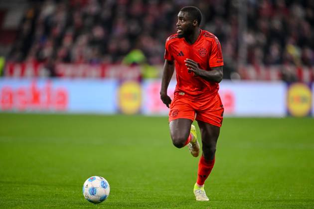 Dayot Upamecano (FC Bayern Muenchen) in Aktion, am Ball, Einzelaktion waehrend des Spiels der 1. Bundesliga zwischen FC Bayern München und RB Leipzig, Allianz Arena am 20. December 2024 in München, Deutschland. (Foto von Harry Langer DeFodi Images) +++ Dayot Upamecano (FC Bayern Muenchen) controls the Ball during the Bundesliga match between FC Bayern München and RB Leipzig at Allianz Arena on December 20, 2024 in Munich, Germany. (Photo by Harry Langer DeFodi Images) DFL regulations prohibit any use of photographs as image sequences and or quasi-video. Defodi-541_FCBRBL20241220_171