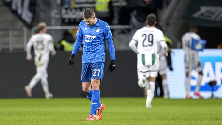 Andrej Kramaric (Hoffenheim, 27), Spieler der TSG 1899 Hoffenheim, enttäuscht schauend, Enttäuschung, Frustration, disappointed, pessimistisch, nach dem Gegentor zum 1:2, Action, Aktion, Spielszene, 21.12.2024, Sinsheim (Deutschland), Fussball, Bundesliga, TSG 1899 Hoffenheim - Borussia Mönchengladbach, DFB DFL REGULATIONS PROHIBIT ANY USE OF PHOTOGRAPHS AS IMAGE SEQUENCES AND OR QUASI-VIDEO.