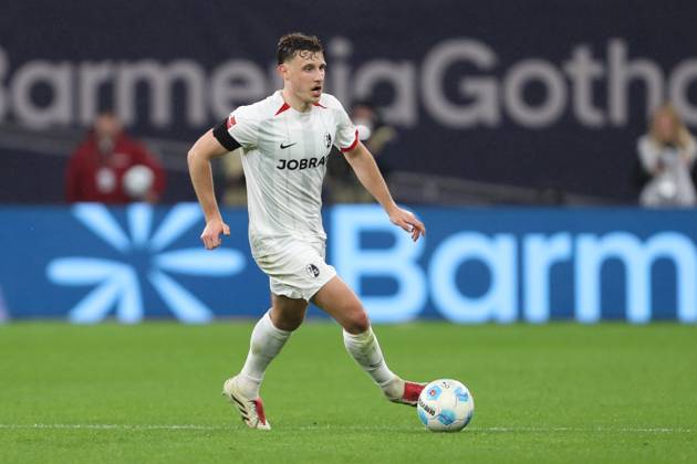 Maximilian Eggestein (SC Freiburg) in Aktion, am Ball, Einzelaktion waehrend des Spiels der 1. Bundesliga zwischen Bayer 04 Leverkusen und SC Freiburg, BayArena am 21. December 2024 in Leverkusen, Deutschland. (Foto von Oliver Kaelke DeFodi Images) +++ Maximilian Eggestein (SC Freiburg) controls the ball during the Bundesliga match between Bayer 04 Leverkusen and SC Freiburg at BayArena on December 21, 2024 in Leverkusen, Germany. (Photo by Oliver Kaelke DeFodi Images) DFL regulations prohibit any use of photographs as image sequences and or quasi-video. (Photo by Oliver Kaelke DeFodi Images) Defodi-003_2024_12_21_OK_LEVSCF_1289
