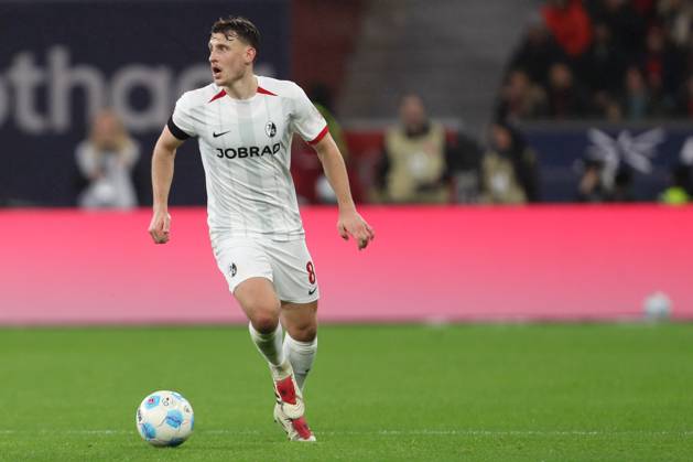Maximilian Eggestein (SC Freiburg) in Aktion, am Ball, Einzelaktion waehrend des Spiels der 1. Bundesliga zwischen Bayer 04 Leverkusen und SC Freiburg, BayArena am 21. December 2024 in Leverkusen, Deutschland. (Foto von Oliver Kaelke DeFodi Images) +++ Maximilian Eggestein (SC Freiburg) controls the ball during the Bundesliga match between Bayer 04 Leverkusen and SC Freiburg at BayArena on December 21, 2024 in Leverkusen, Germany. (Photo by Oliver Kaelke DeFodi Images) DFL regulations prohibit any use of photographs as image sequences and or quasi-video. (Photo by Oliver Kaelke DeFodi Images) Defodi-003_2024_12_21_OK_LEVSCF_1294