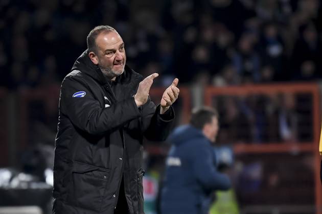 Trainer Frank Schmidt (1. FC Heidenheim) gestikuliert, Bundesliga, VfL Bochum 1848 v 1. FC Heidenheim 1846, Vonovia Ruhrstadion, 22.12.2024, Bochum, Deutschland. Defodi-067_BOCFCH20241222_058