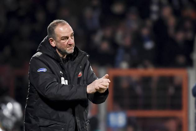 Trainer Frank Schmidt (1. FC Heidenheim) gestikuliert, Bundesliga, VfL Bochum 1848 v 1. FC Heidenheim 1846, Vonovia Ruhrstadion, 22.12.2024, Bochum, Deutschland. Defodi-067_BOCFCH20241222_256