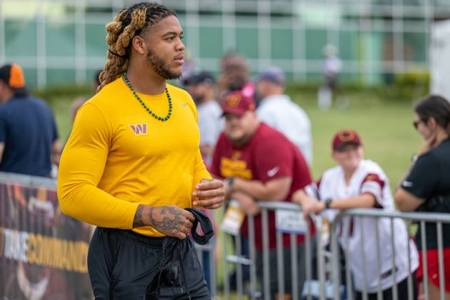 NFL, American Football Herren, USA 2022: Washington Commanders Training Camp AUG 17 August 17th 2022: Washington Commanders defensive end Chase Young walks to the Washington Commanders Training Camp practice at the INOVA Sports and Performance Center in Ashburn, Va. Reggie Hildred CSM Ashburn VA United States EDITORIAL USE ONLY Copyright: xx ZUMA-20220817_zaf_c04_017.jpg ReggiexHildredx csmphototwo944631