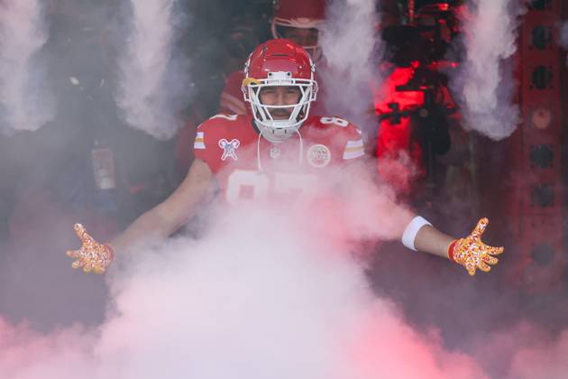 NFL, American Football Herren, USA 2024: Texans vs Chiefs DEC 21 December 21, 2024: Kansas City Chiefs tight end Travis Kelce (87) is introduced before a game against the Houston Texans at GEHA Field at Arrowhead Stadium in Kansas City, MO. David Smith CSM (Credit Image: Â David Smith Cal Media) Kansas City Mo United States of America EDITORIAL USE ONLY Copyright: xx ZUMA-20241221_zma_c04_654.jpg DavidxSmithx csmphotothree335937