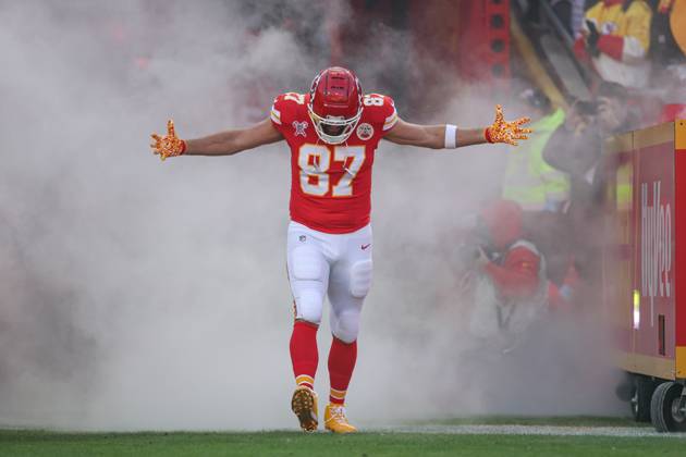 NFL, American Football Herren, USA 2024: Texans vs Chiefs DEC 21 December 21, 2024: Kansas City Chiefs tight end Travis Kelce (87) is introduced before a game against the Houston Texans at GEHA Field at Arrowhead Stadium in Kansas City, MO. David Smith CSM (Credit Image: Â David Smith Cal Media) Kansas City Mo United States of America EDITORIAL USE ONLY Copyright: xx ZUMA-20241221_zma_c04_684.jpg DavidxSmithx csmphotothree335968