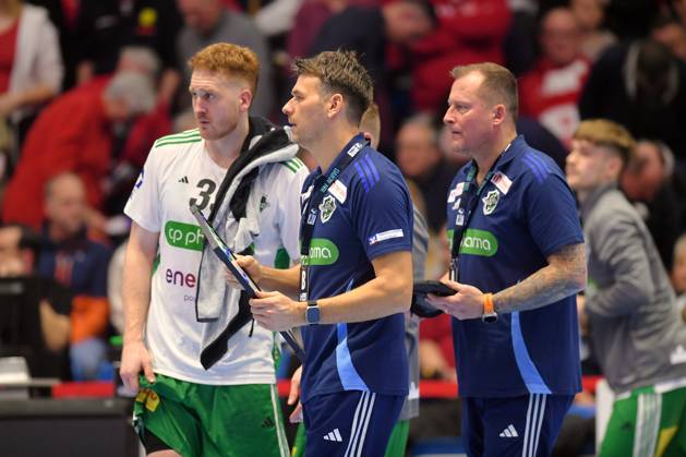 Lukas Stutzke (TSV Hannover-Burgdorf, 39), Christian Prokop (Trainer TSV Hannover-Burgdorf), Heidmar Felixson (Co Trainer TSV Hannover-Burgdorf) in einer Auszeit , GER, MT Melsungen - TSV Hannover-Burgdorf, Handball, 1. Bundesliga, 17. Spieltag, Saison 2024 2025, 23.12.2024, GER, MT Melsungen - TSV Hannover-Burgdorf, Handball, 1. Bundesliga, 17. Spieltag, Saison 2024 2025, 23.12.2024 Kassel Copyright: xEibner-Pressefotox xRolandxSippelx EP_RSL