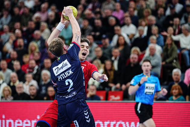 Simon Pytlick (SG Flensburg-Handewitt, 02), Nikola Vlahovic (SG BBM Bietigheim, 03) GER, SG Flensburg-Handewitt vs. SG BBM Bietigheim, Handball, Bundesliga, Spieltag 17, Saison 2024 2025, 27.12.2024 GER, SG Flensburg-Handewitt vs. SG BBM Bietigheim, Handball, Bundesliga, Spieltag 17, Saison 2024 2025, 27.12.2024 Flensburg Copyright: xEibner-Pressefoto MarcelxvonxFehrnx EP_MFN