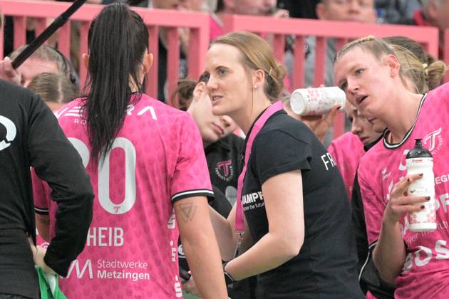 Miriam Hirsch (TusSies Metzingen, Trainerin) im Time Out TusSies Metzingen vs. HB Ludwigsburg, Handball, HBF, 9.Ligaspieltag, Saison 2024 2025, 27.12.2024 TusSies Metzingen vs. HB Ludwigsburg, Handball, HBF, 9.Ligaspieltag, Saison 2024 2025, 27.12.2024 Tuebingen Copyright: xEibner-Pressefotox EP_TBR