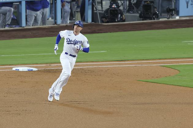 Los Angeles Dodgers first baseman Freddie Freeman (5) hits a home run in the first inning during a MLB, Baseball Herren, USA regular season game between the Los Angeles Dodgers and New York Mets, Monday, April 18, 2023 in Los Angeles, CA. The Mets defeated the Dodgers 8-6. (Brandon Sloter Image of Los Angeles CA United States EDITORIAL USE ONLY Copyright: xImagexofxSportx BrandonxSloterx iosphotos294049