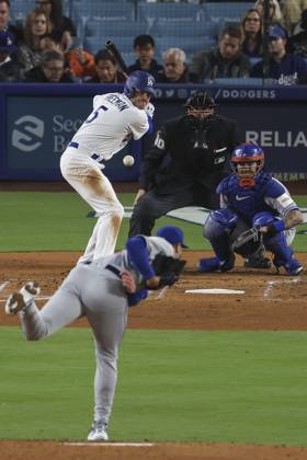 Los Angeles Dodgers first baseman Freddie Freeman (5) bats during a MLB, Baseball Herren, USA regular season game between the Los Angeles Dodgers and New York Mets, Monday, April 18, 2023 in Los Angeles, CA. The Mets defeated the Dodgers 8-6. (Brandon Sloter Image of Los Angeles CA United States EDITORIAL USE ONLY Copyright: xImagexofxSportx BrandonxSloterx iosphotos294061