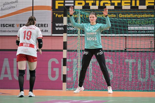 Marie Kristin Weiss (TusSies Metzingen, 12) im Tor gegen Anne With Johansen (HB Ludwigsburg, 19) TusSies Metzingen vs. HB Ludwigsburg, Handball, HBF, 9.Ligaspieltag, Saison 2024 2025, 27.12.2024 TusSies Metzingen vs. HB Ludwigsburg, Handball, HBF, 9.Ligaspieltag, Saison 2024 2025, 27.12.2024 Tuebingen Copyright: xEibner-Pressefotox EP_TBR
