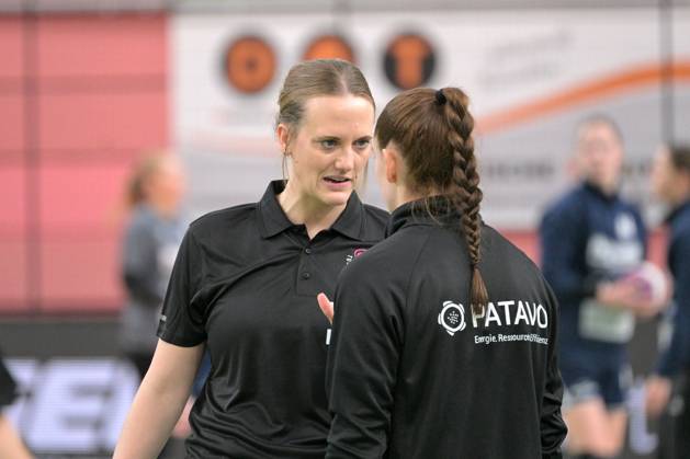 Miriam Hirsch (TusSies Metzingen, Trainerin) mit Selina Kalmbach (TusSies Metzingen, 2) TusSies Metzingen vs. Union Neckarsulm, Handball, HBF, 10.Ligaspieltag, Saison 2024 2025, 29.12.2024 TusSies Metzingen vs. Sport-Union Neckarsulm, Handball, HBF, 10.Ligaspieltag, Saison 2024 2025, 29.12.2024 Tuebingen Copyright: xEibner-Pressefotox EP_TBR