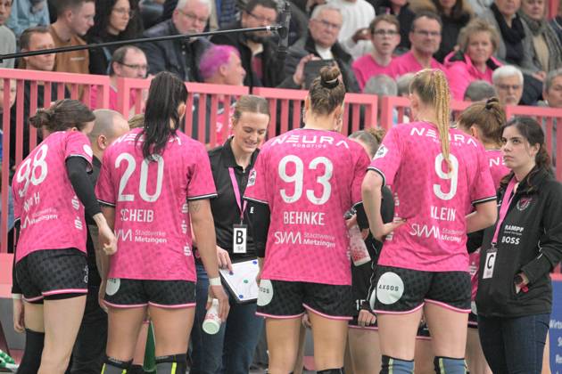 Miriam Hirsch (TusSies Metzingen, Trainerin) im Time Out TusSies Metzingen vs. Union Neckarsulm, Handball, HBF, 10.Ligaspieltag, Saison 2024 2025, 29.12.2024 TusSies Metzingen vs. Sport-Union Neckarsulm, Handball, HBF, 10.Ligaspieltag, Saison 2024 2025, 29.12.2024 Tuebingen Copyright: xEibner-Pressefotox EP_TBR