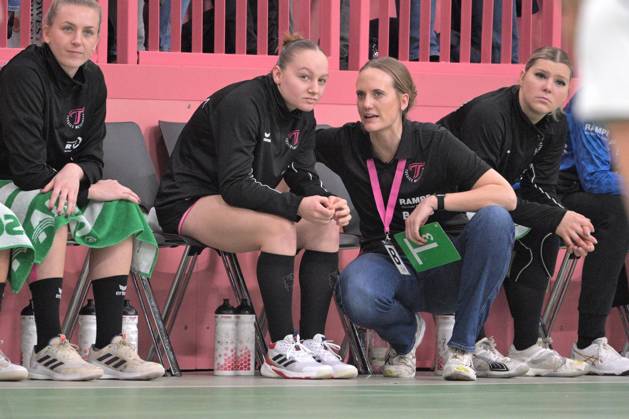 Miriam Hirsch (TusSies Metzingen, Trainerin) mit den letzten Worte fuer Katharina Goldammer (TusSies Metzingen, 15) TusSies Metzingen vs. Union Neckarsulm, Handball, HBF, 10.Ligaspieltag, Saison 2024 2025, 29.12.2024 TusSies Metzingen vs. Sport-Union Neckarsulm, Handball, HBF, 10.Ligaspieltag, Saison 2024 2025, 29.12.2024 Tuebingen Copyright: xEibner-Pressefotox EP_TBR