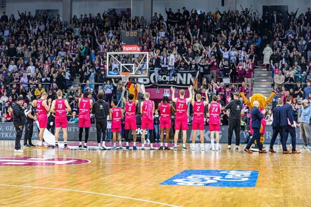 Die Mannschaft der Telekom Baskets Bonn feiert mit den Fans den Sieg gegen BG Goettingen Telekom Baskets Bonn vs. BG Goettingen Goettingen, Basketball, easy Credit BBL 14.Spieltag, 2024 2025, 29.12.2024 Telekom Baskets Bonn vs. BG Goettingen, Basketball, easy Credit BBL 14. Spieltag, 2024 2025, 29.12.2024 Bonn Copyright: xEibner-Pressefoto GerhardxWingenderx EP_GWR