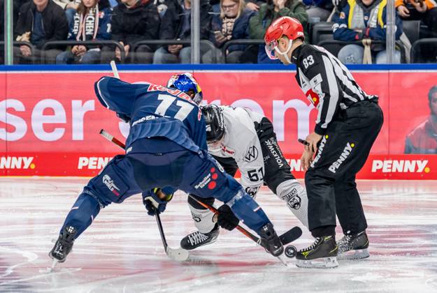 Linesperson David Tschirner fuehrt ein Bully Faceoff aus zwischen Markus Eisenschmid (EHC Red Bull Muenchen, 11) und Andy Miele (Grizzlys Wolfsburg, 51). GER, EHC Red Bull Muenchen vs. Grizzlys Wolfsburg, Eishockey, DEL, 32. Spieltag, Saison 2024 2025, 30.12.2024. GER, EHC Red Bull Muenchen vs. Grizzlys Wolfsburg, Eishockey, DEL, 32. Spieltag, Saison 2024 2025, 30.12.2024. Muenchen Copyright: xEibner-Pressefoto FranzxFeinerx EP_HFR