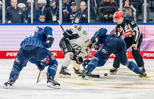 Linesperson David Tschirner fuehrt ein Bully Faceoff aus zwischen Phil Varone (Grizzlys Wolfsburg, 26) und Andreas Eder (EHC Red Bull Muenchen, 20). GER, EHC Red Bull Muenchen vs. Grizzlys Wolfsburg, Eishockey, DEL, 32. Spieltag, Saison 2024 2025, 30.12.2024. GER, EHC Red Bull Muenchen vs. Grizzlys Wolfsburg, Eishockey, DEL, 32. Spieltag, Saison 2024 2025, 30.12.2024. Muenchen Copyright: xEibner-Pressefoto FranzxFeinerx EP_HFR