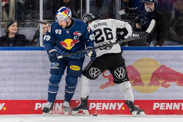 Kampf um den Puck Zweikampf zwischen Maximilian Kastner (EHC Red Bull Muenchen, 93) und Phil Varone (Grizzlys Wolfsburg, 26). GER, EHC Red Bull Muenchen vs. Grizzlys Wolfsburg, Eishockey, DEL, 32. Spieltag, Saison 2024 2025, 30.12.2024. GER, EHC Red Bull Muenchen vs. Grizzlys Wolfsburg, Eishockey, DEL, 32. Spieltag, Saison 2024 2025, 30.12.2024. Muenchen Copyright: xEibner-Pressefoto FranzxFeinerx EP_HFR